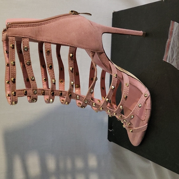 Pink stilettos, with studs - Picture 2 of 4